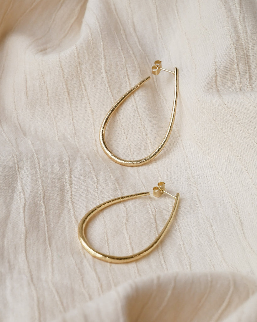 Hoop Dropshaped Lilly Gold - Things I Like Things I Love