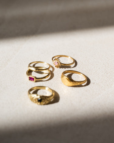 Ring Tiny Signet Gold - Things I Like Things I Love