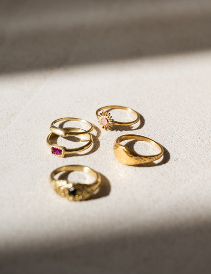 Ring Tiny Signet Gold - Things I Like Things I Love