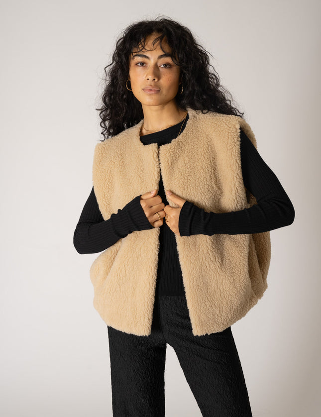 TILTIL Logan Teddy Gilet Beige One Size - Things I Like Things I Love